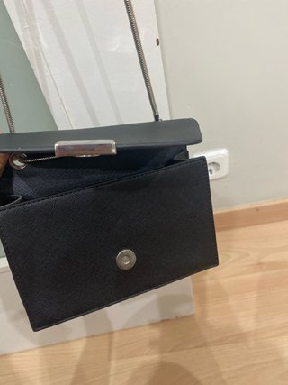 Bolso negro pequeño con cadena