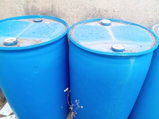 Bidones de agua azules