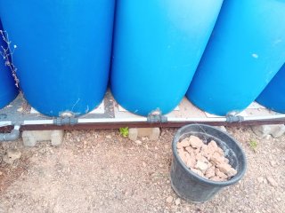 Bidones de agua azules