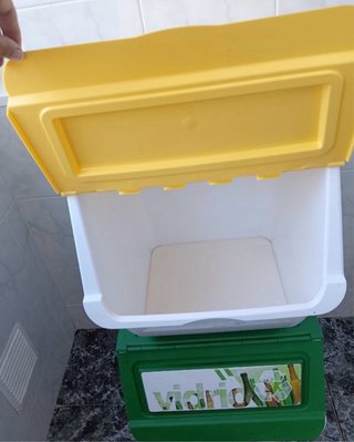 Cubos de reciclaje verde y amarillo