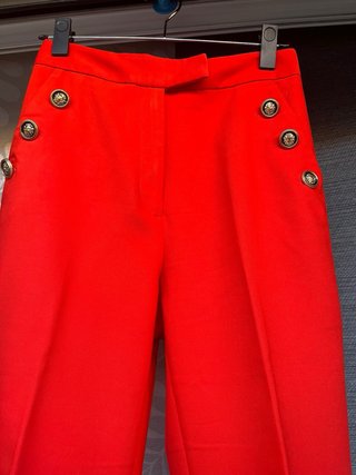 Pantalón rojo con botones dorados