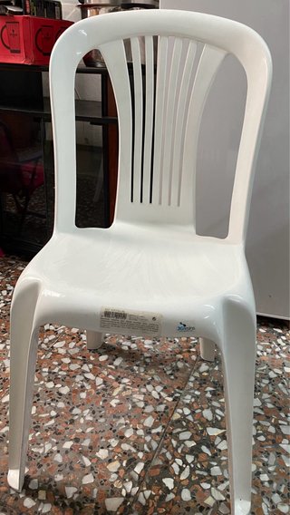 Sillas de plástico blancas apilables
