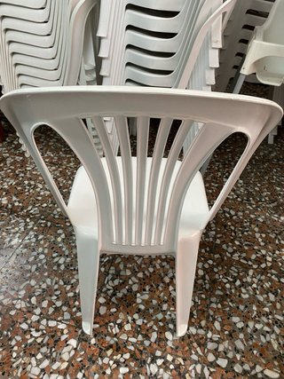 Sillas de plástico blancas apilables