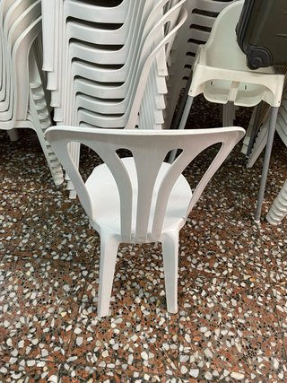Sillas de plástico blancas apilables