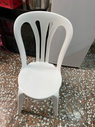 Sillas de plástico blancas apilables