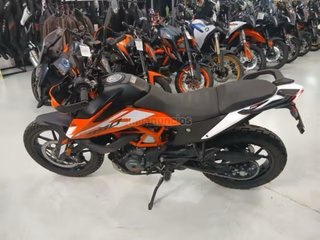 KTM 390 Adventure Naranja y Negra