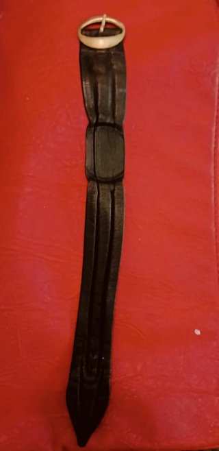 Correa de cuero negra con hebilla