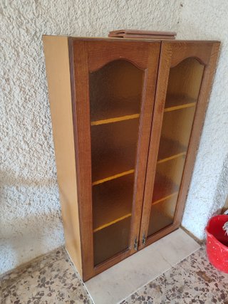Vitrina de madera con puertas de cristal