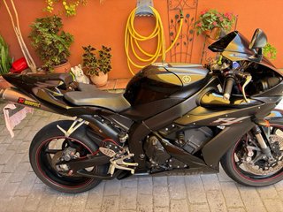 Yamaha R1 Negra y Dorada Deportiva