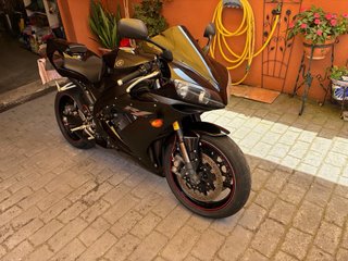 Yamaha R1 Negra y Dorada Deportiva