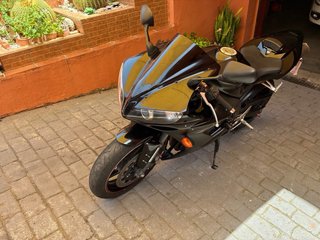 Yamaha R1 Negra y Dorada Deportiva