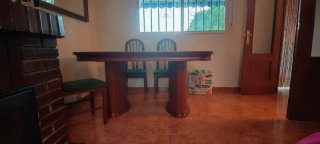 Mesa de comedor y 4 sillas de madera