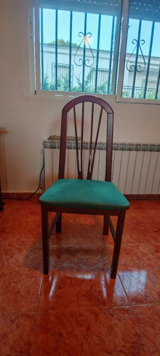 Mesa de comedor y 4 sillas de madera