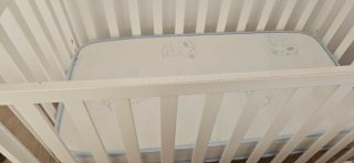 Cuna de bebé con colchón