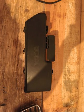 Tapa fusibles motor Volvo S60