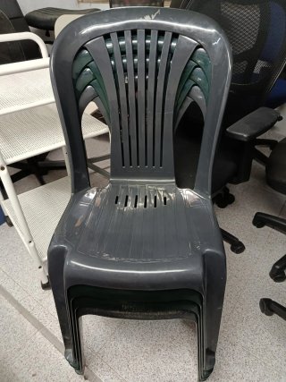 Sillas de plástico apilables (grises y verdes)