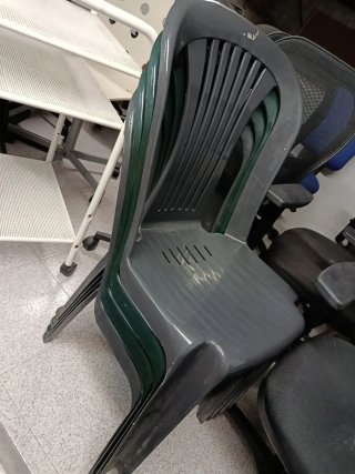 Sillas de plástico apilables (grises y verdes)