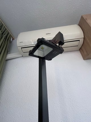Lámpara de pie moderna negra.