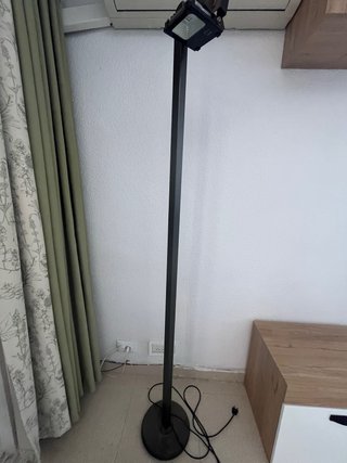 Lámpara de pie moderna negra.
