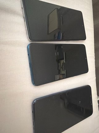 Móvil Negro/Azul con Pantalla Rota