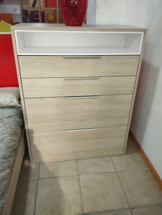 Cómoda de madera y blanco
