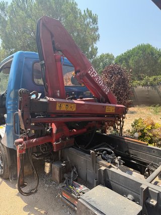 Camión volquete y grúa Kia Frontier