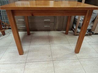 Mesa de comedor de madera