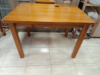 Mesa de comedor de madera