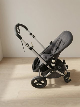 Cochecito de bebé gris bugaboo