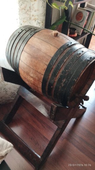 Barrica de vino decorativa de madera y metal