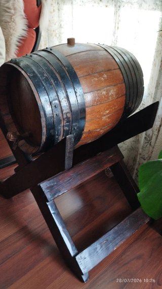 Barrica de vino decorativa de madera y metal