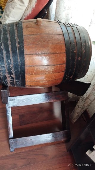 Barrica de vino decorativa de madera y metal
