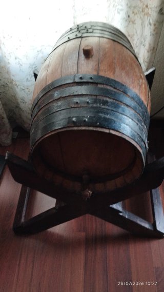 Barrica de vino decorativa de madera y metal