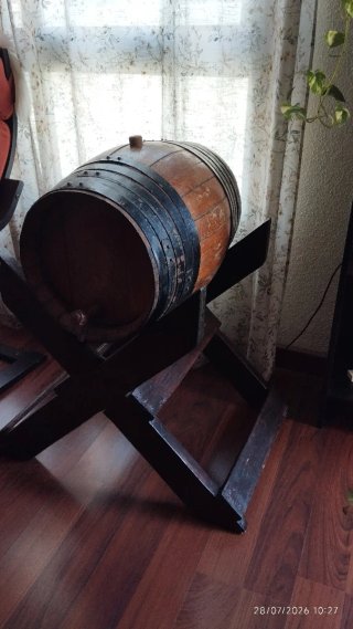 Barrica de vino decorativa de madera y metal