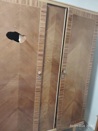 Armario de madera marrón
