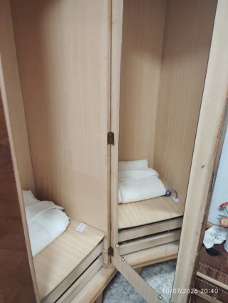 Armario de madera marrón