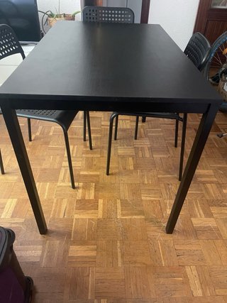 Mesa comedor negra Ikea y 3 sillas.