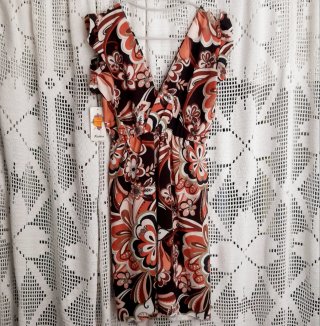 Vestido FASHION padrão floral sobre fundo preto TU