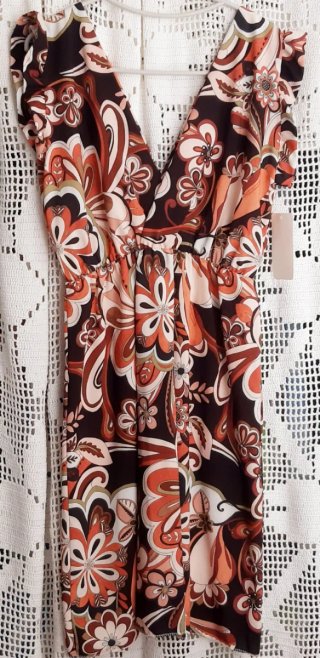 Vestido FASHION padrão floral sobre fundo preto TU