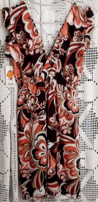 Vestido FASHION padrão floral sobre fundo preto TU