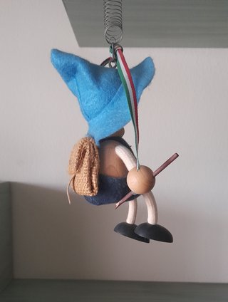 Pupazzo escursionista molleggiato da appendere