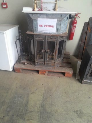Chimenea de hierro con puertas de cristal