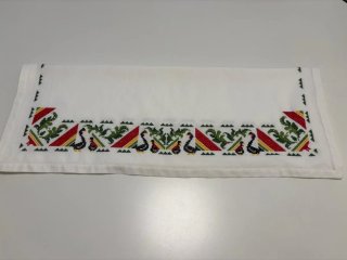 Mantel bordado a mano punto de cruz 100 x 67 centí
