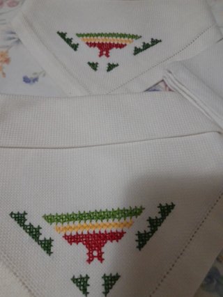 Mantel bordado a mano punto de cruz 100 x 67 centí