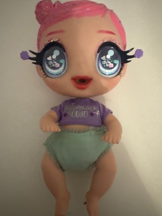 Un bebé con rangos marinos,con camiseta,pañal,bibe
