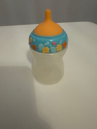 Un bebé con rangos marinos,con camiseta,pañal,bibe