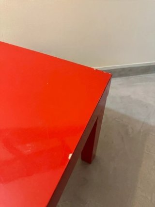 Mesa cuadrada roja