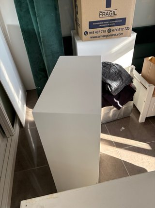 Estantería blanca de madera maciza