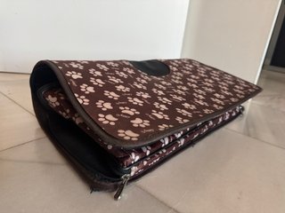 Transportín para mascotas con estampado de huellas