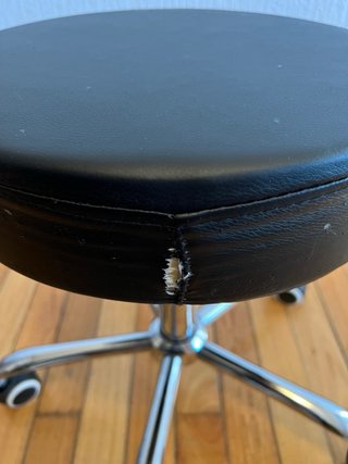 Taburete y apoyabrazos para tatuadores